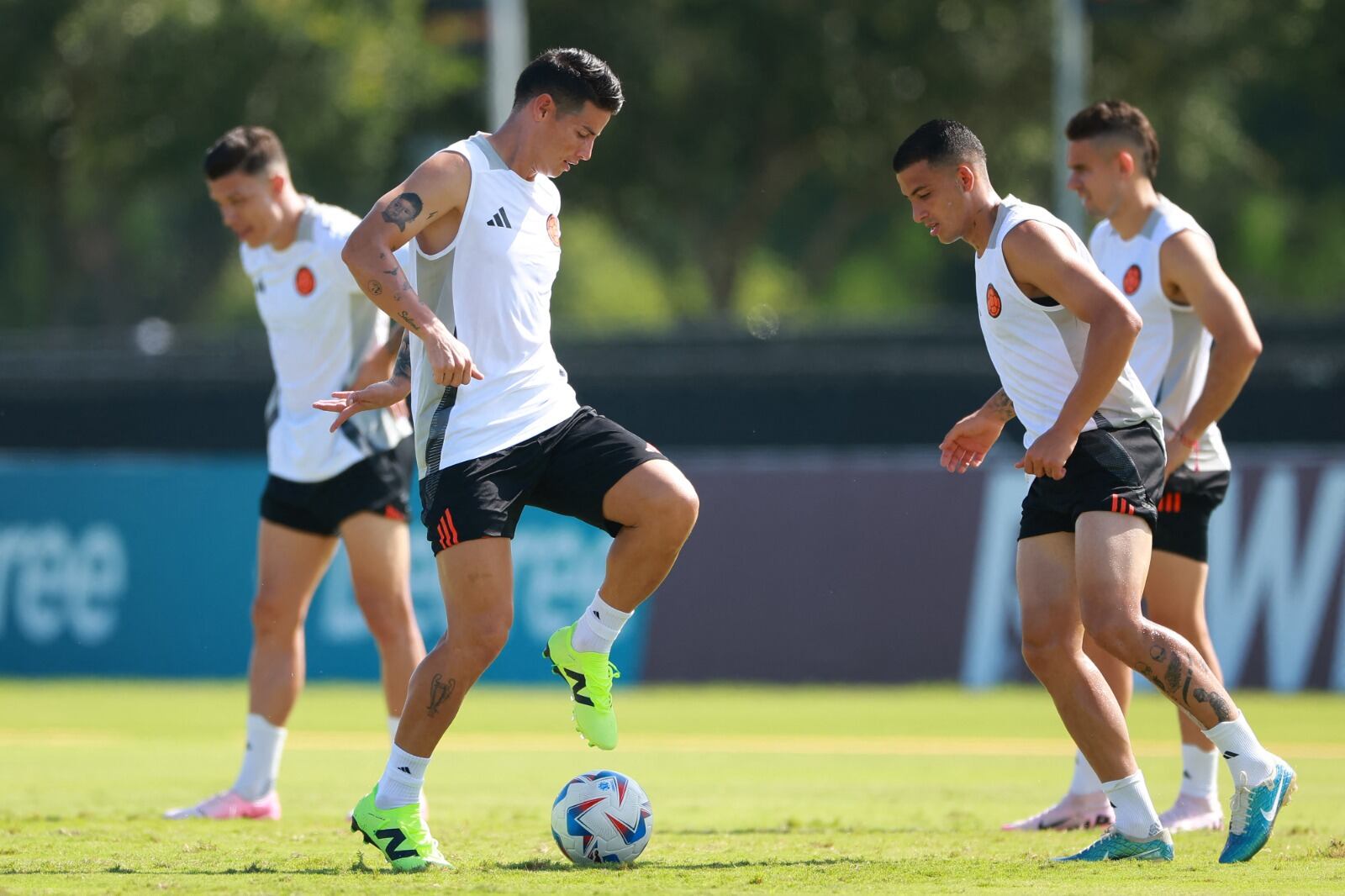 James Rodríguez amaga ante un compañero durante la práctica cafetera