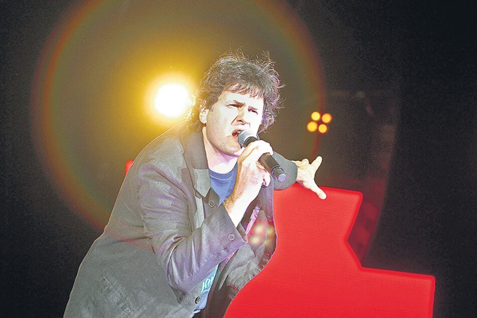 En modo trovador jaggeriano, Ciro manejó una vez más la situación como un maestro de ceremonias personalista.