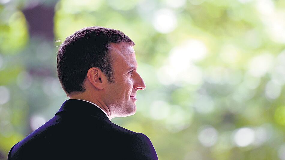 Macron paga en los sondeos tanto los magros resultados de su política como sus intervenciones displicentes.