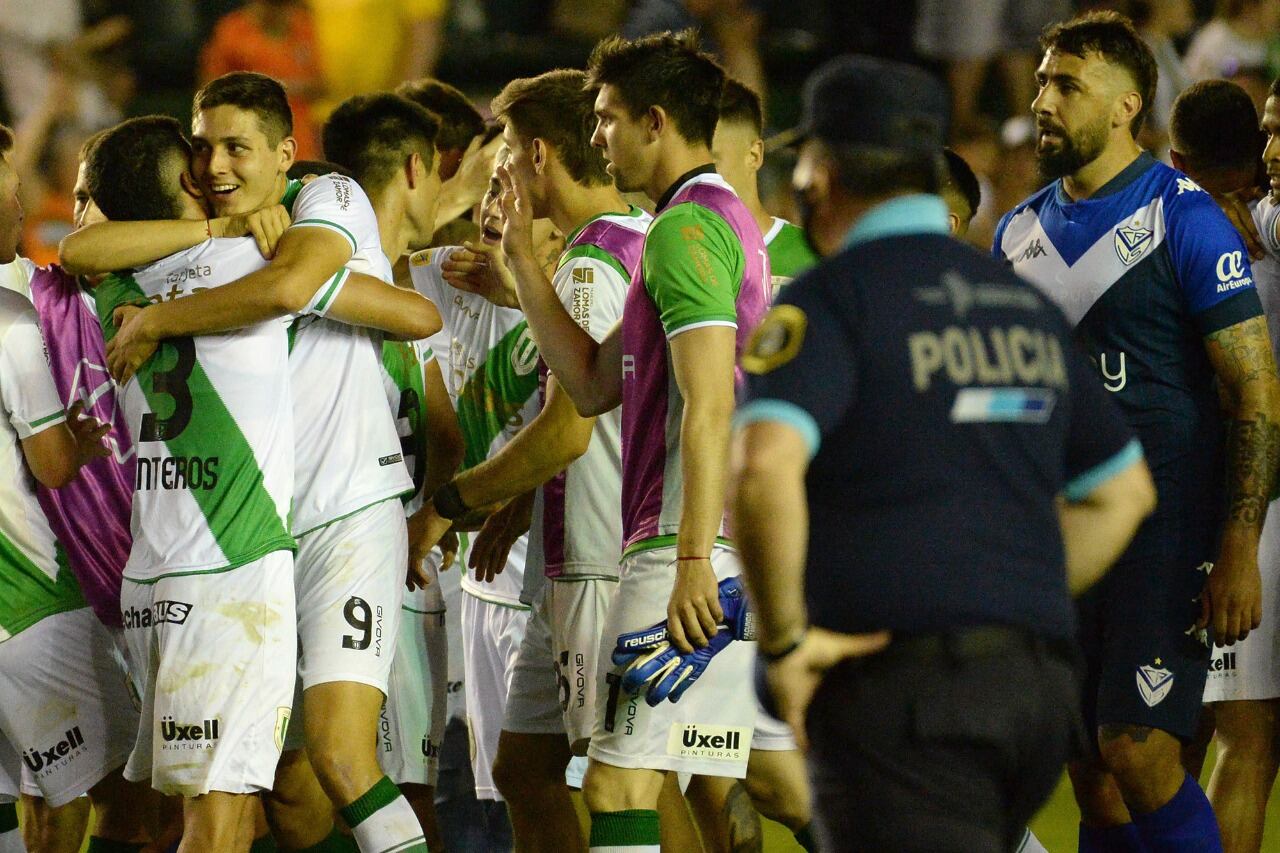 El festejo de Banfield, que encontró aire con su nuevo entrenador