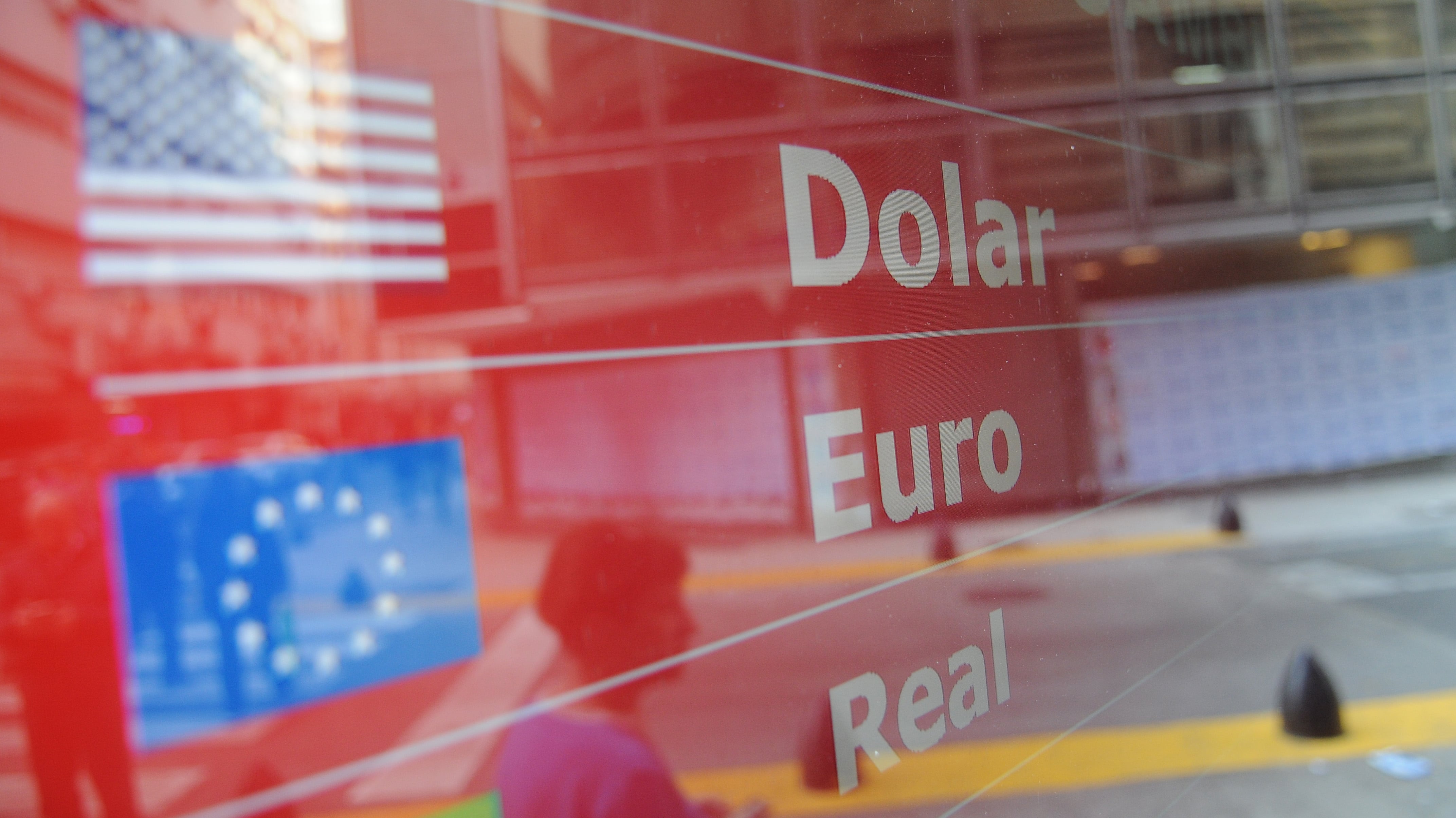 Las reservas cayeron otros 92 millones de dólares.