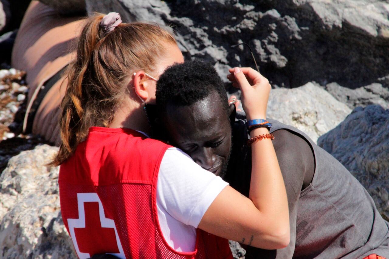 El abrazo de la rescatista Luna Reyes al refugiado en Ceuta diola vuelta al mundo.