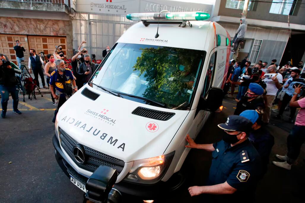 La salida de Maradona luego de su internación. 