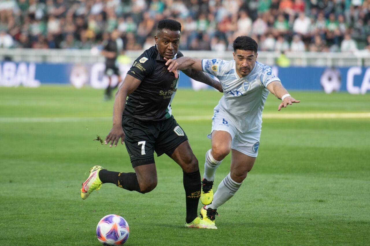 Cuero y Acevedo forcejean por el balón durante el primer tiempo
