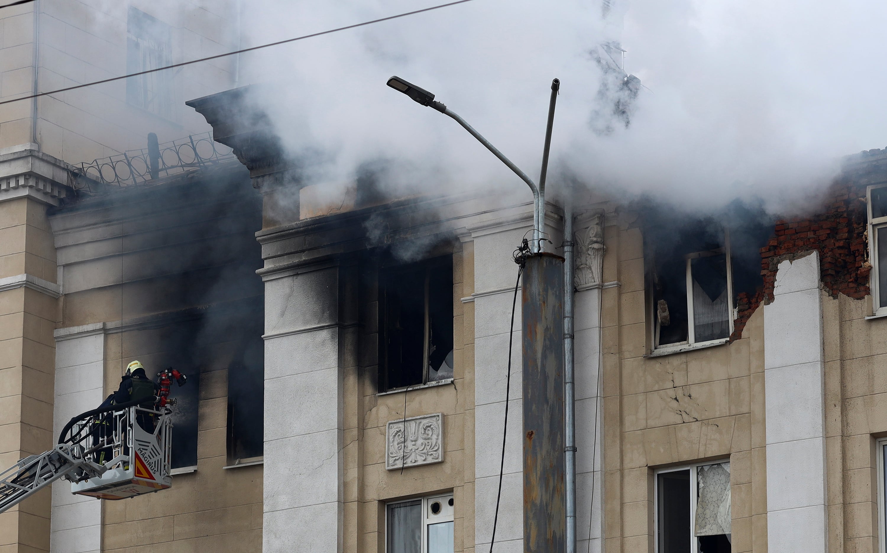 Rescatistas trabajan en el edificio bombardeado de Dnipró.