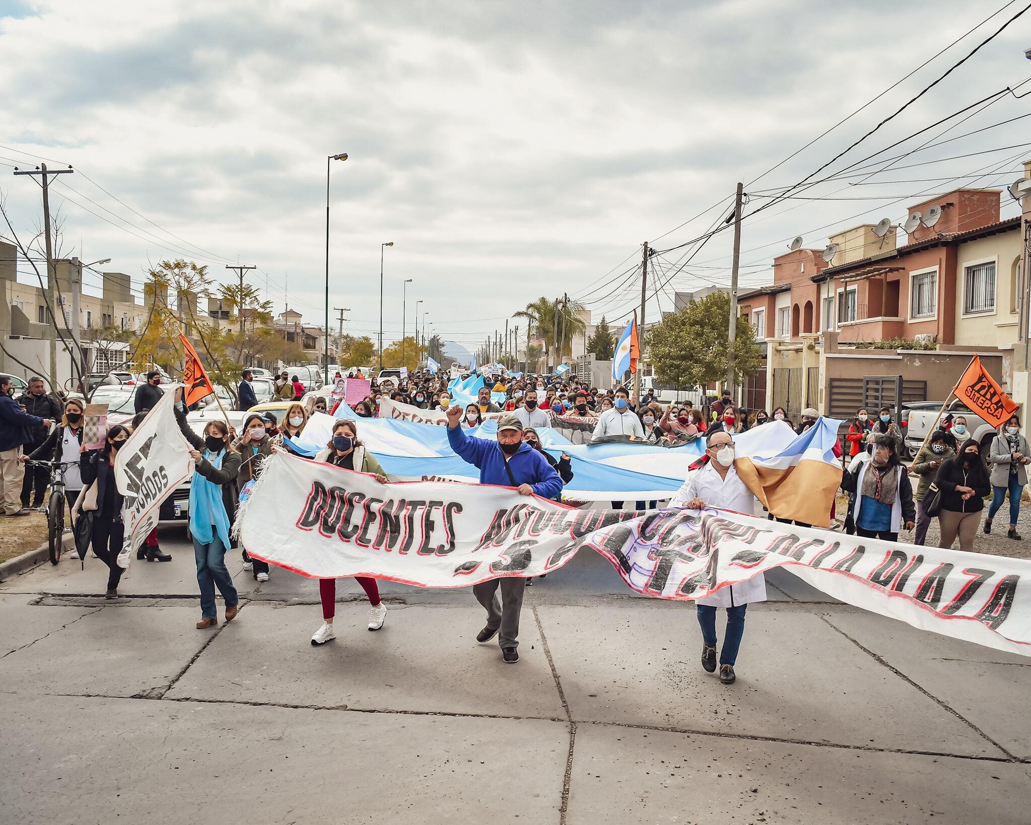La llegada de los docentes a la Casa de Gobierno. 