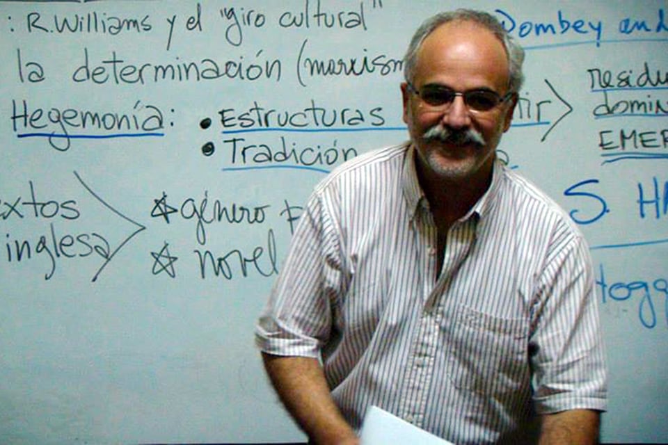 Miguel Dalmaroni lee lo que no se ve en la superficie.