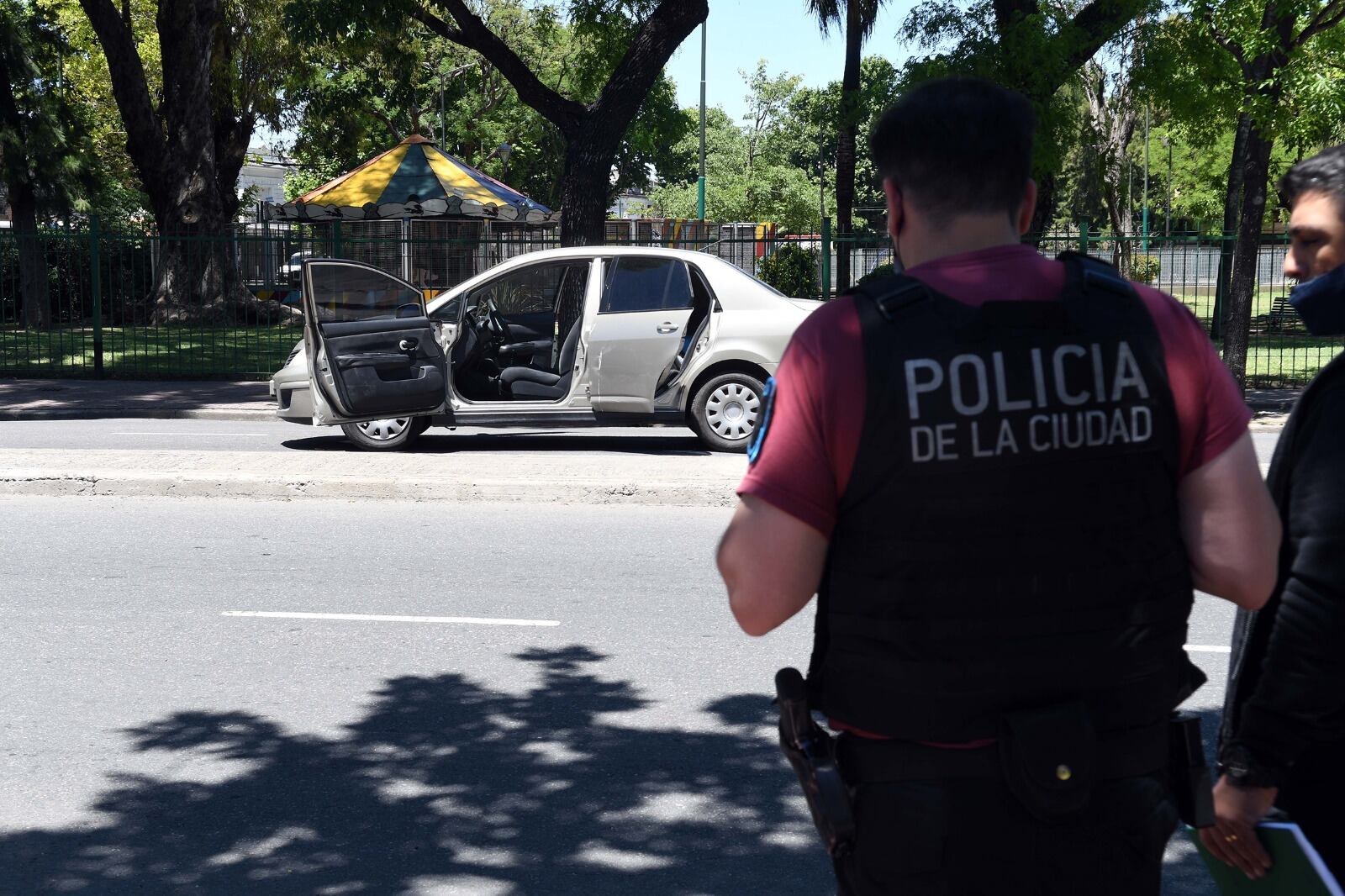 El auto de los policías, sin identificación, con una puerta dada vuelta.
