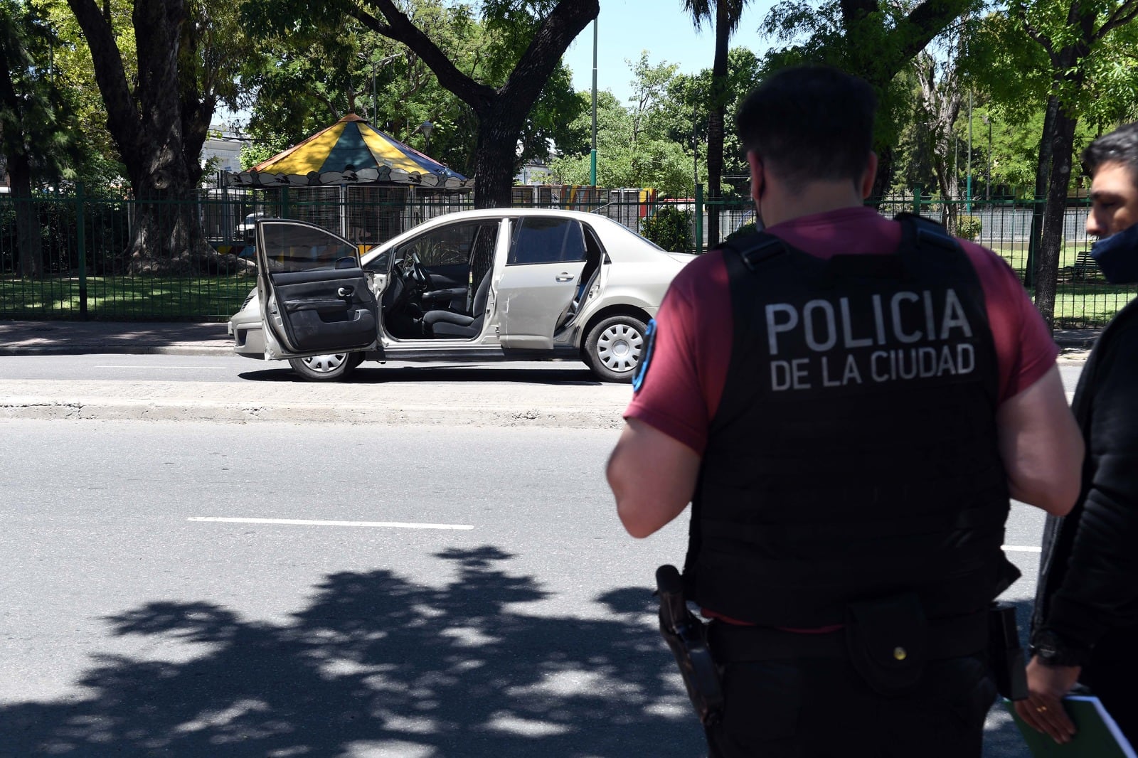 El auto de los policías, sin identificación, con una puerta dada vuelta.