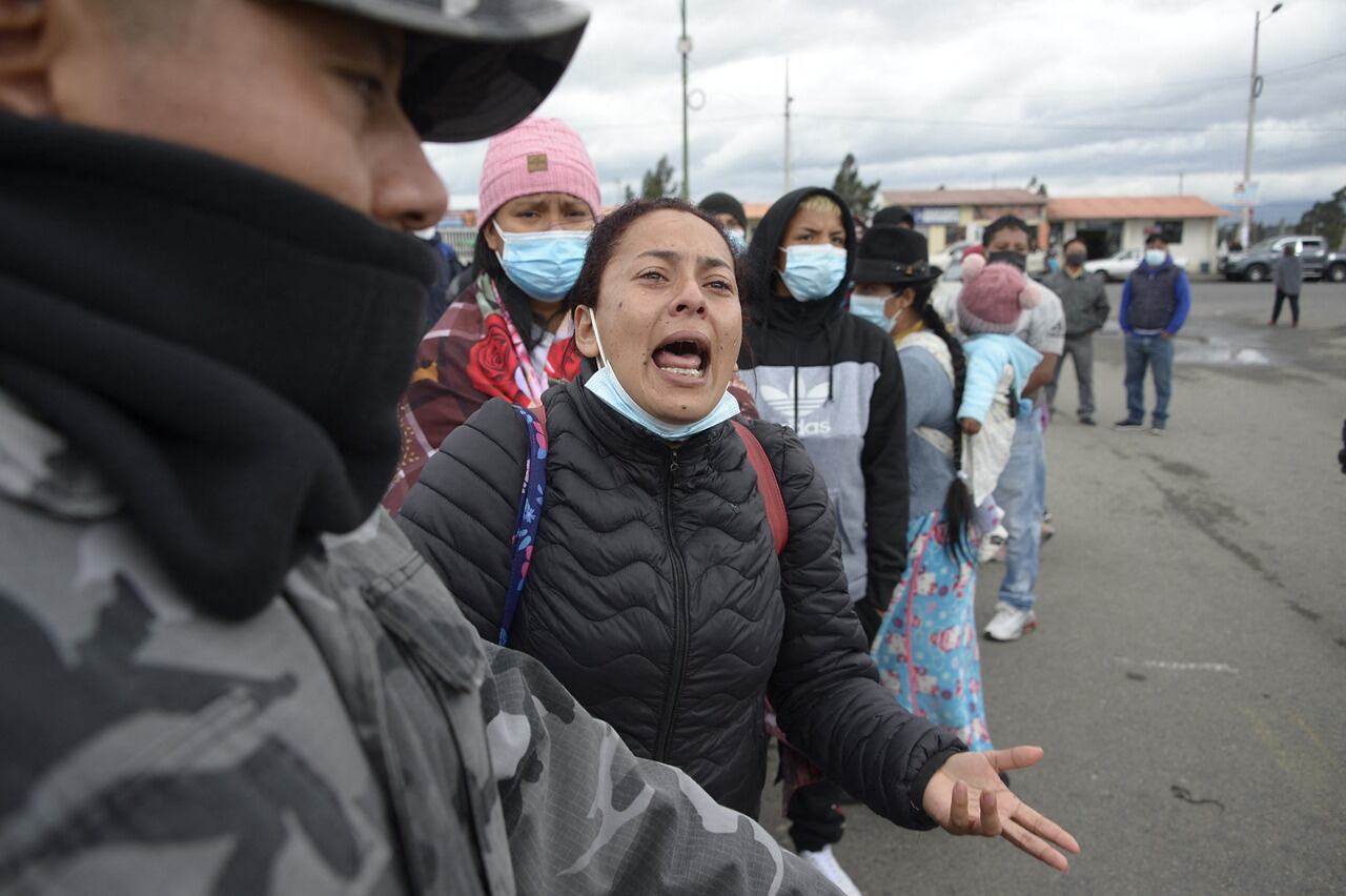 Desesperados, los parientes de los presos pedían informes.