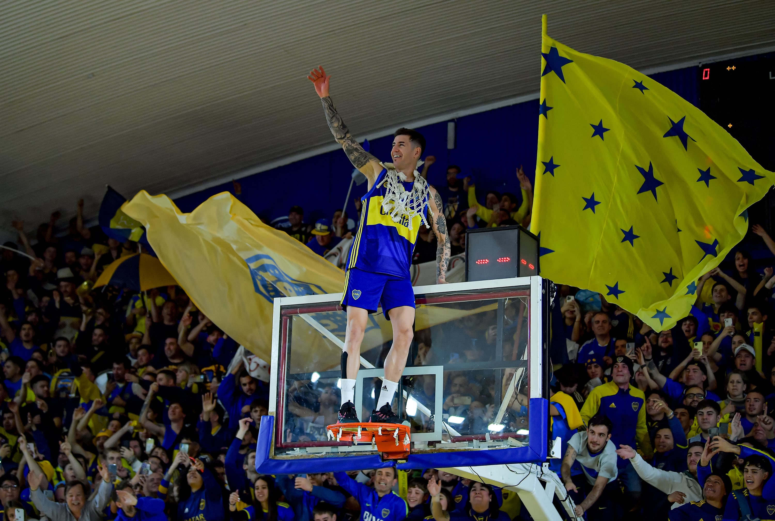 Leo Schattmann, goleador con 15 puntos, festeja el campeonato en las alturas.
