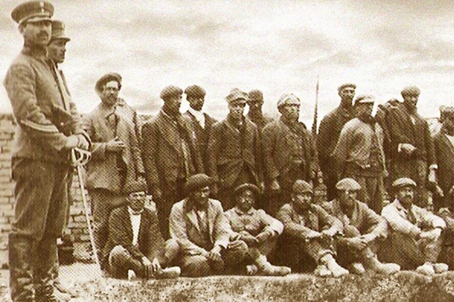 Un grupo de huelguistas detenidos, que luego serían fusilados.