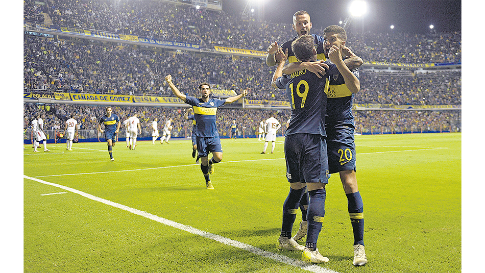 Lisandro López, Zárate y Benedetto festejan el primero de Boca, que ganó en la Bombonera.