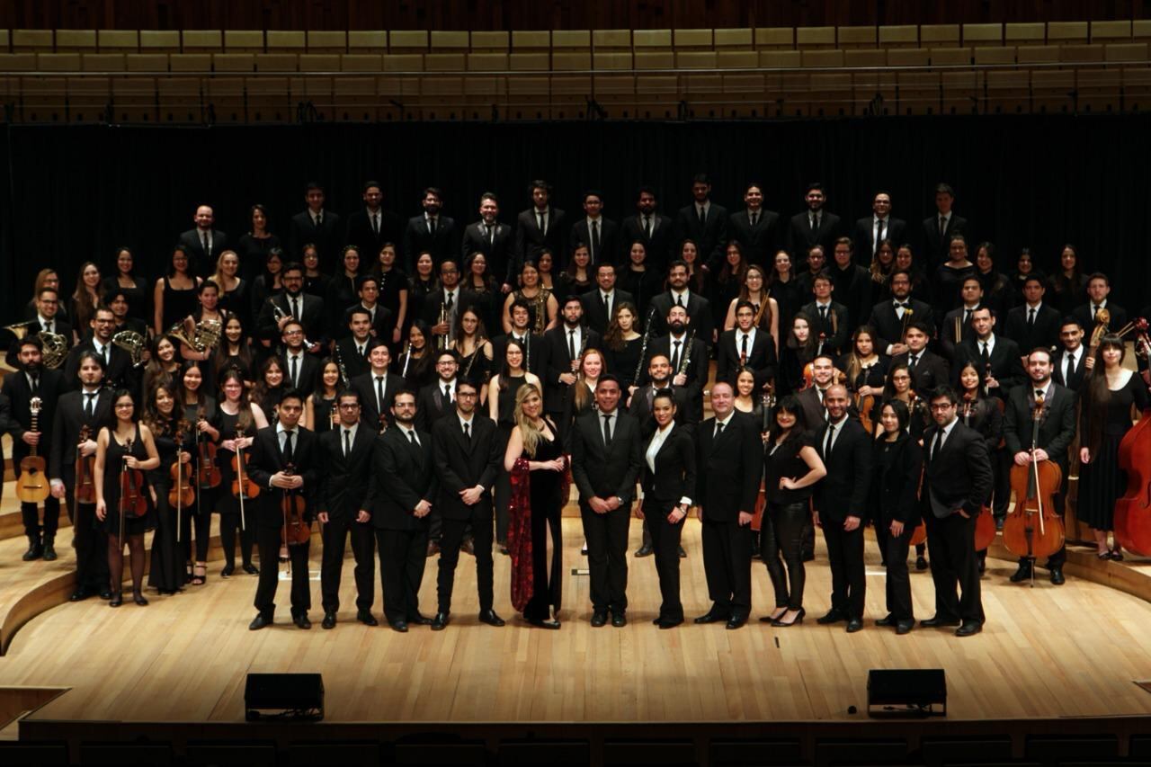 Orquesta sinfónica Latin Vox Machine, dirigida por el venezolano Omar Zambrano.