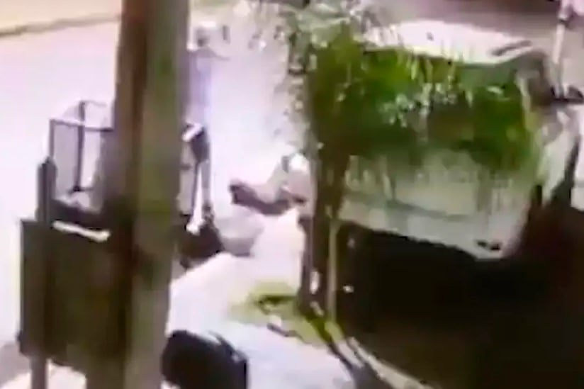 El jubilado atacando a los asaltantes que huyen.