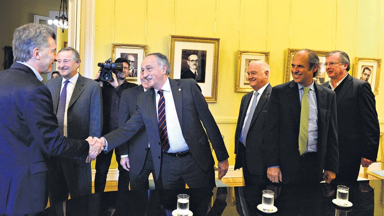 Mauricio Macri saluda a Miguel Acevedo, nuevo presidente de la central fabril, quien encabezó una delegación de grandes empresarios.
