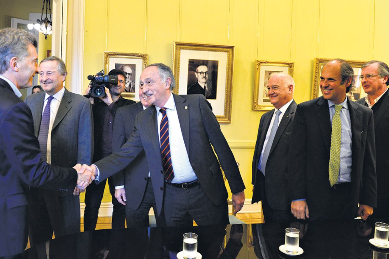 Mauricio Macri saluda a Miguel Acevedo, nuevo presidente de la central fabril, quien encabezó una delegación de grandes empresarios.
