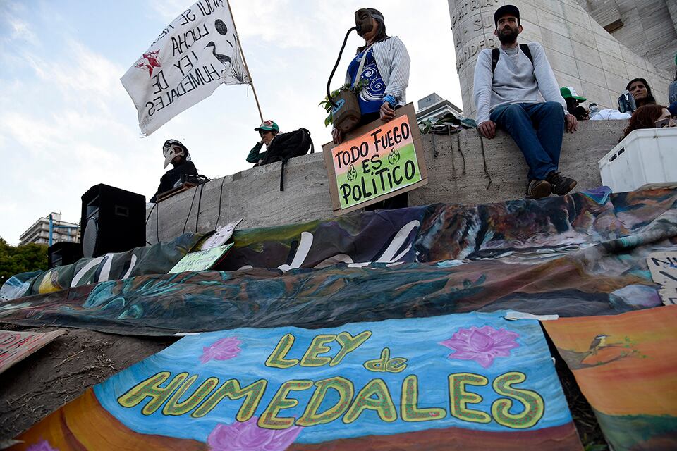 La marcha se organizó rápidamente y copó el monumento a la bandera.