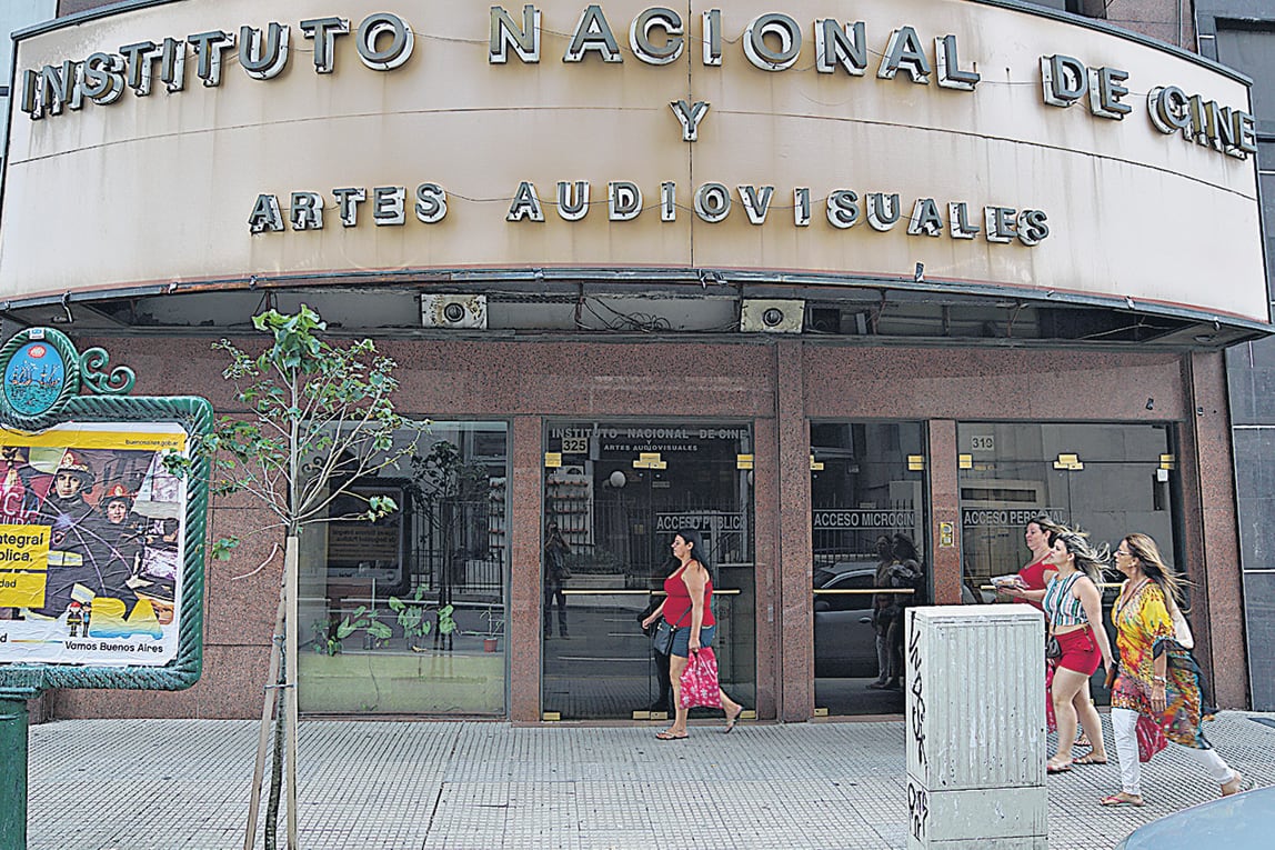 La estrategia de los productores intenta “negociar la transición”, como señala en off uno de ellos, ilusionado con evitar el saqueo del Incaa.