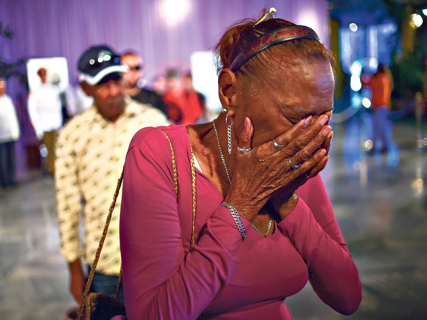 Una mujer rompe en llanto tras visitar el memorial José Martí donde se levantó un sobrio altar con la imagen de Fidel.