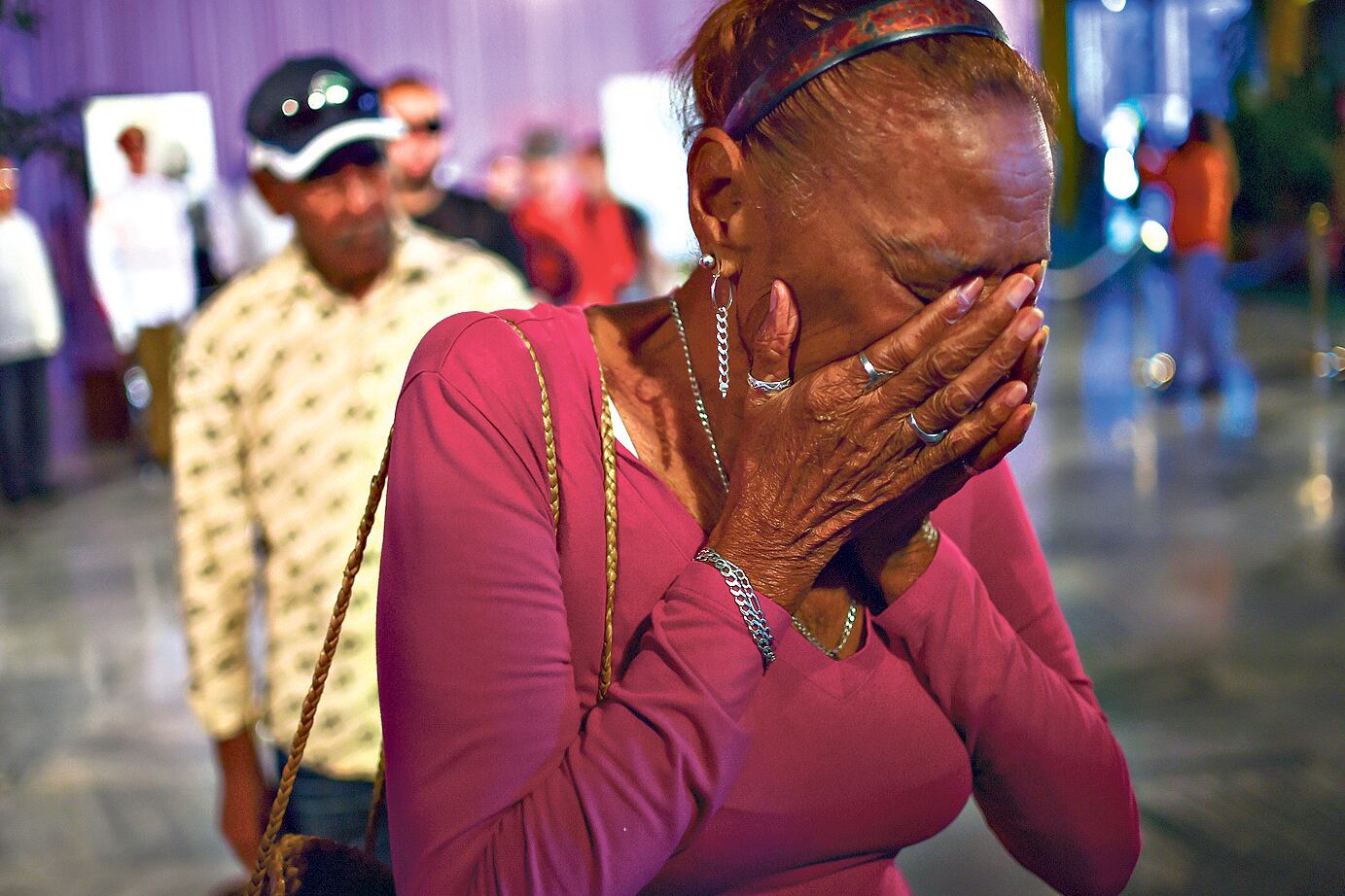 Una mujer rompe en llanto tras visitar el memorial José Martí donde se levantó un sobrio altar con la imagen de Fidel.