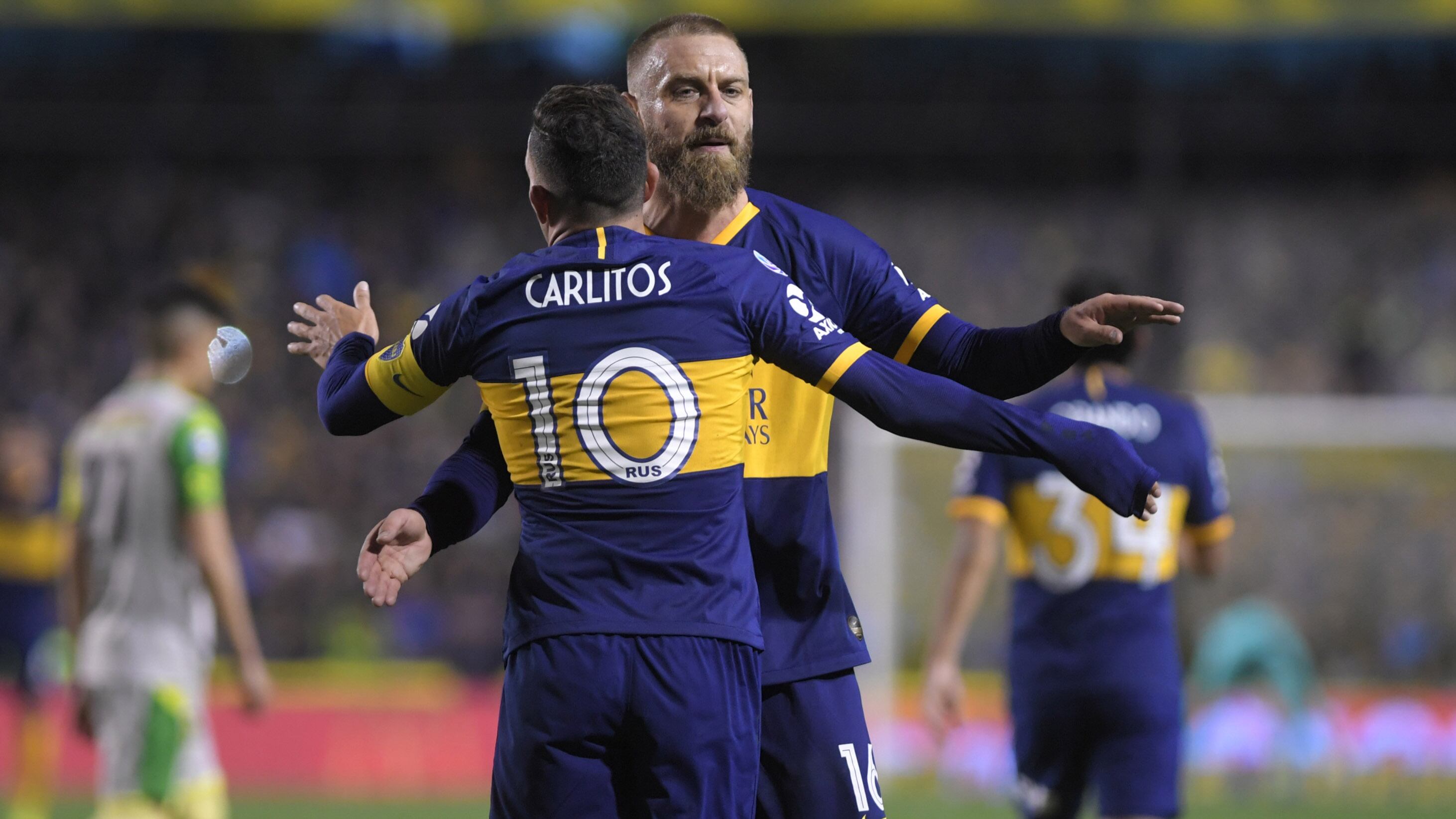 Daniele De Rossi y Carlos Tevez festejan el 1-0. Fueron los mejores de Boca.