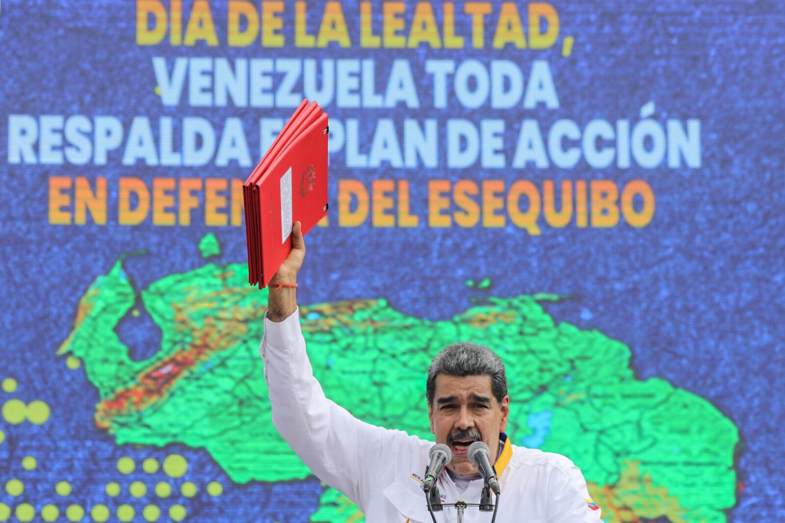El presidente de Venezuela presentó un mapa del país incluyendo al Esequibo.