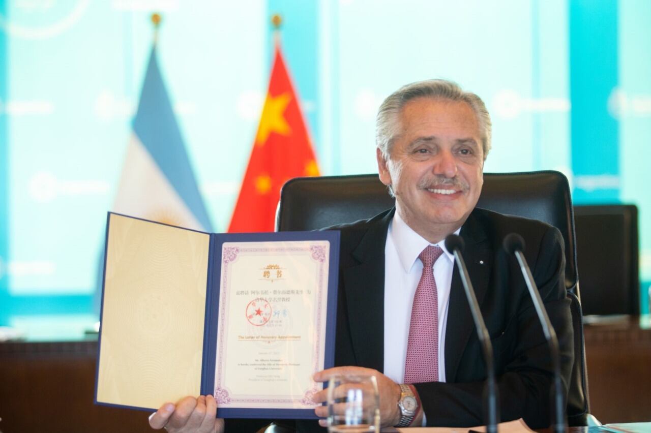 El presidente Alberto Fernández recibió el título Honoris Causa en la Universidad de Tsinghua de Beijing.