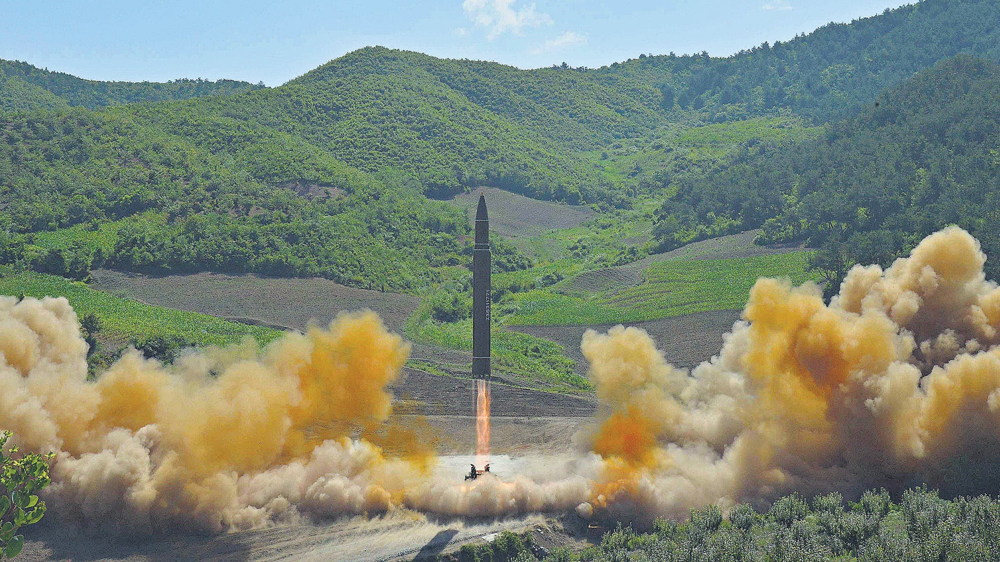 Imagen cedida por Corea del Norte del misil lanzado hace menos de un mes, similar al que se lanzó ayer al mar de Japón.