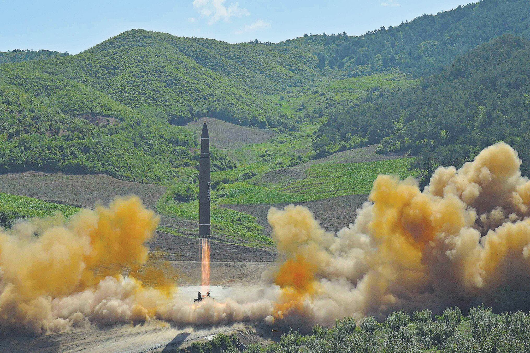 Imagen cedida por Corea del Norte del misil lanzado hace menos de un mes, similar al que se lanzó ayer al mar de Japón.