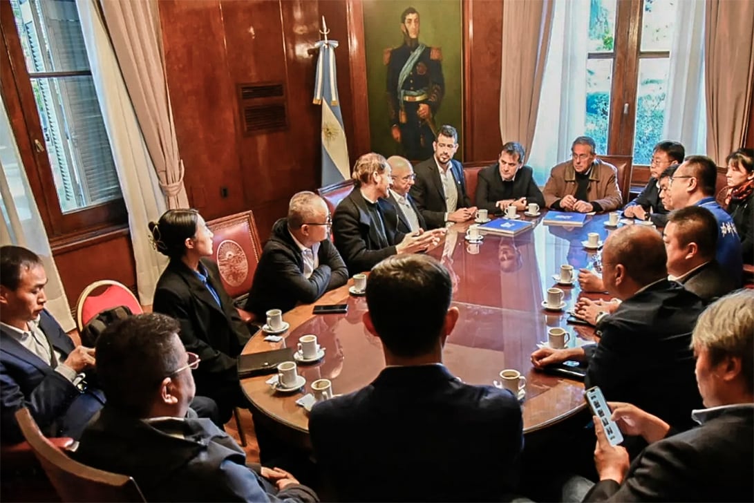 Funcionarios y empresarios chinos se reunieron con el secretario de Gobierno, Guillermo "Nano" Cara.