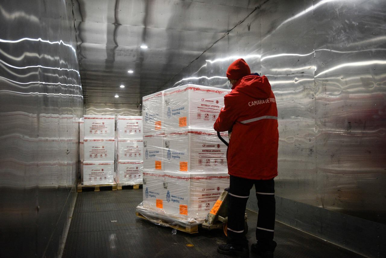 La nueva partida de 1.115.900 vacunas de AztraZeneca ya empezó a ser distribuida entre la Ciudad y las provincias.