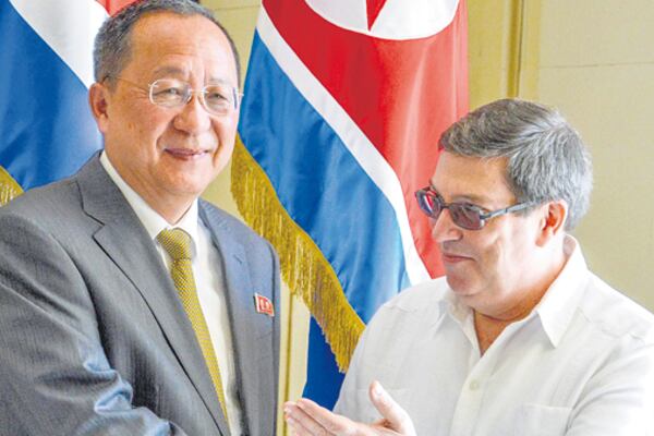 Ri saluda a su par cubano, Bruno Rodríguez, ayer en La Habana.