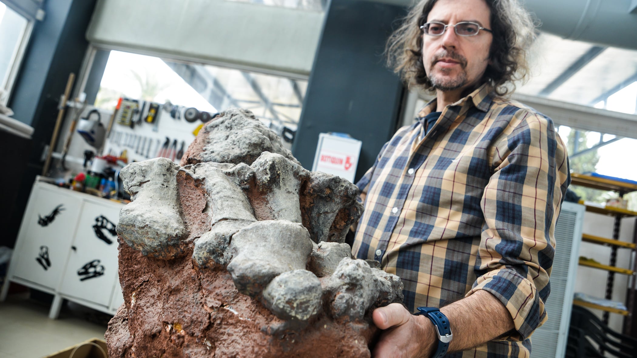 Bernardo González Riga, y la pata de un colossosaurio.