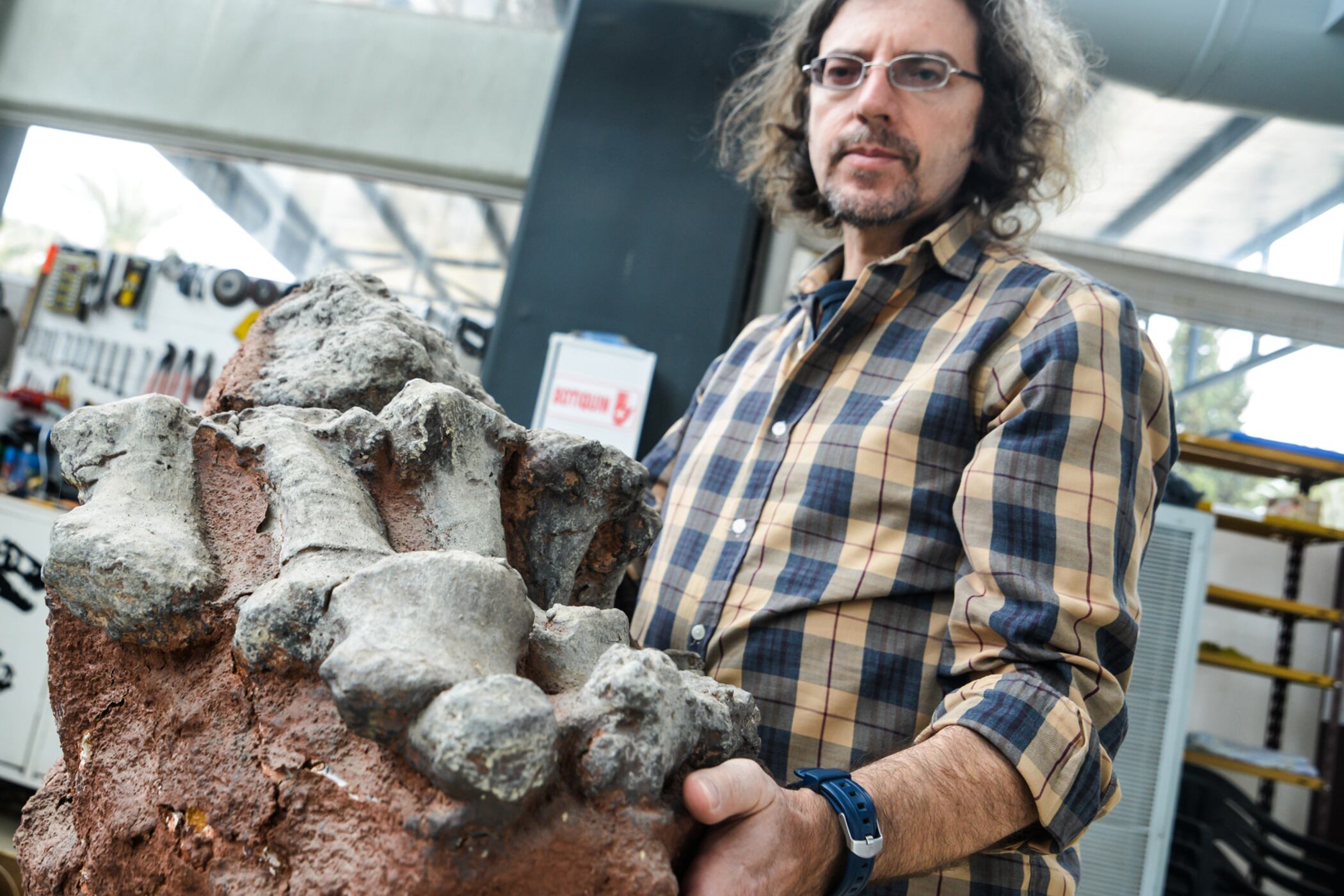 Bernardo González Riga, y la pata de un colossosaurio.