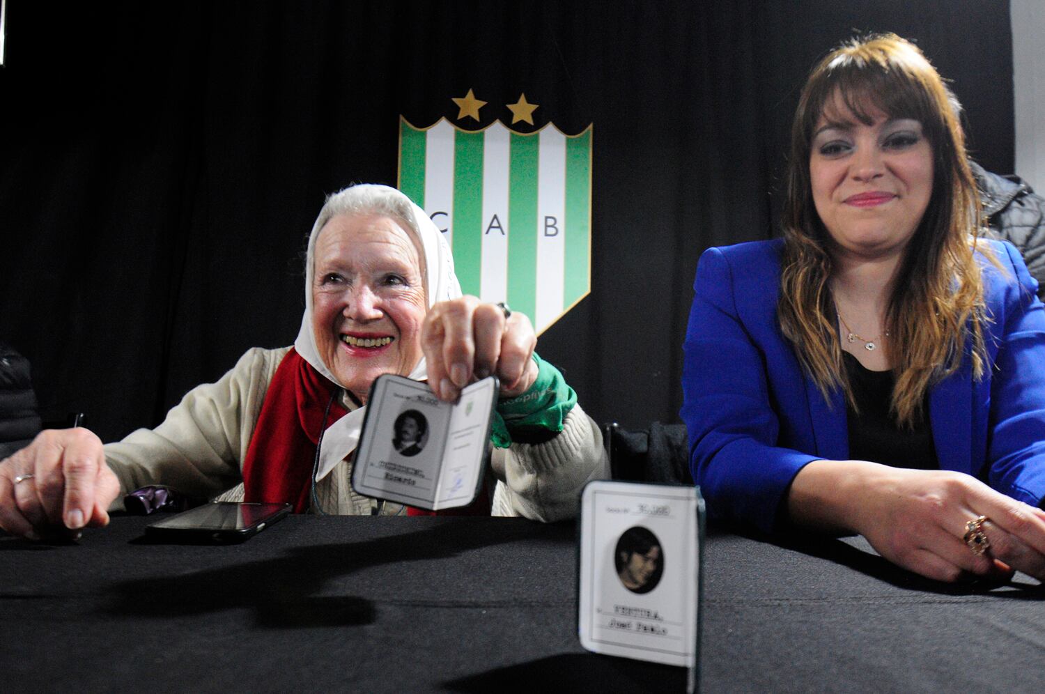 Nora Cortiñas presenta los carnets restituidos junto a Lucía Barbuto.