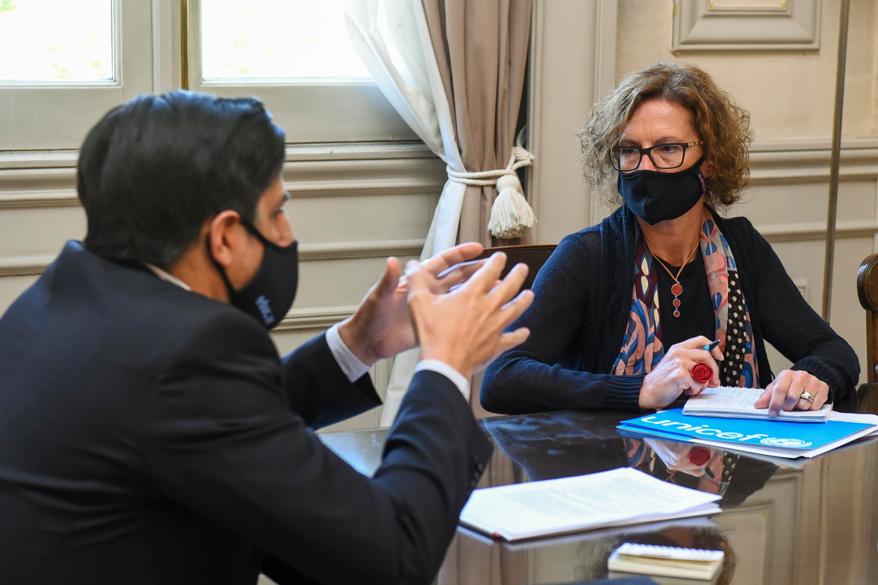 El ministro de Educación, Nicolás Trotta, junto a Luisa Brumana de Unicef Argentina.