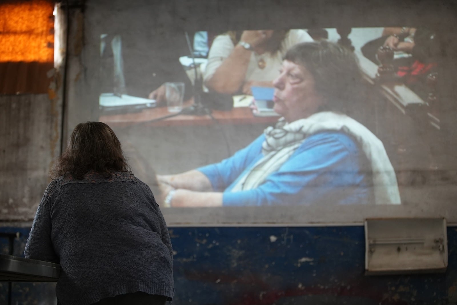 El documental registra a los familiares de las víctimas viendo sus propios testimonios en el juicio.