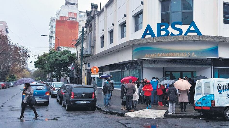 La empresa ABSA deberá proveer 2000 litros de agua potable en bidones a cada afectado.