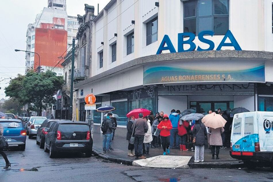 La empresa ABSA deberá proveer 2000 litros de agua potable en bidones a cada afectado.