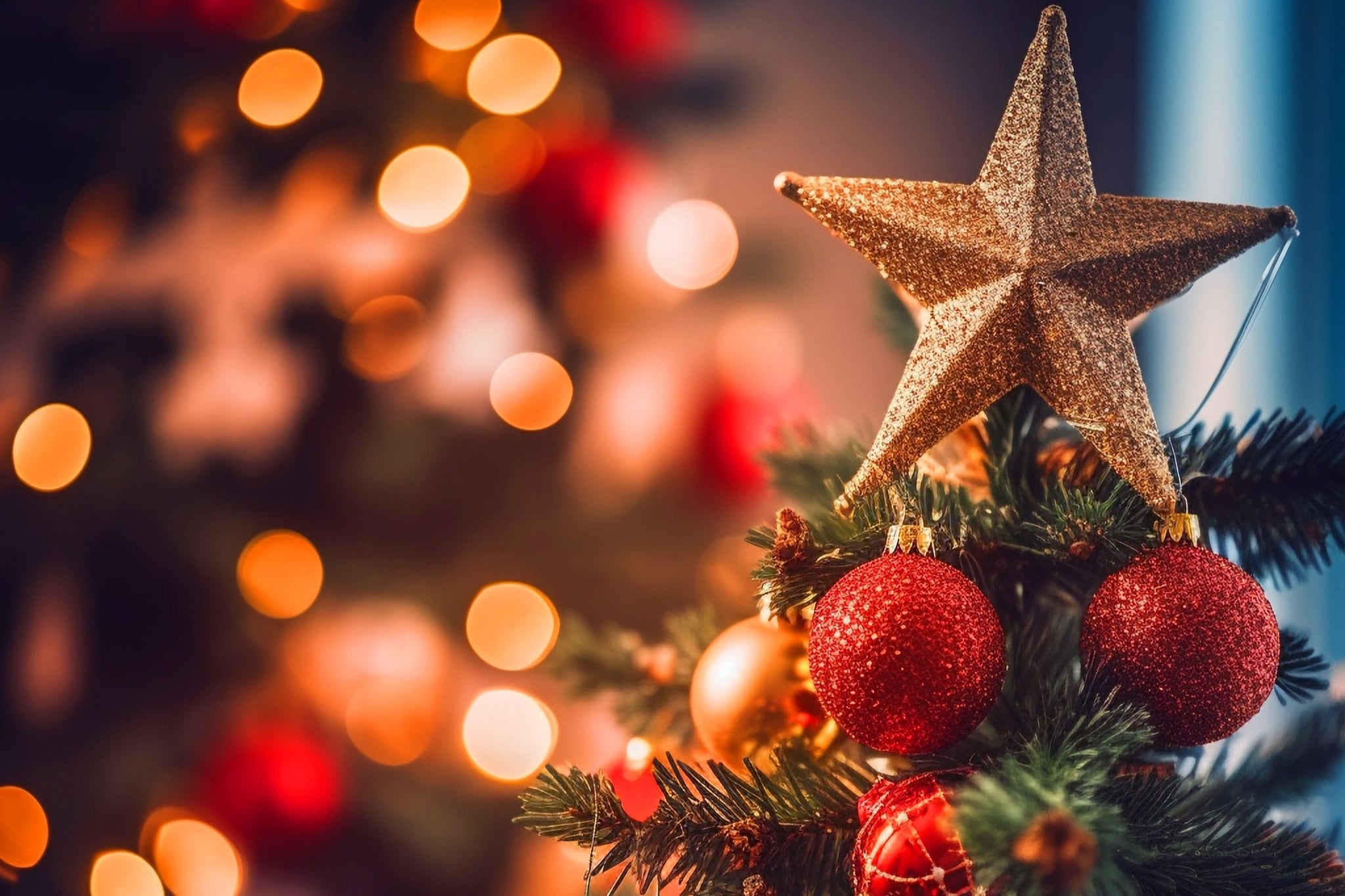 El armado del arbolito de Navidad da el puntapié inicial a las celebraciones de fin de año. Imagen: freepik.