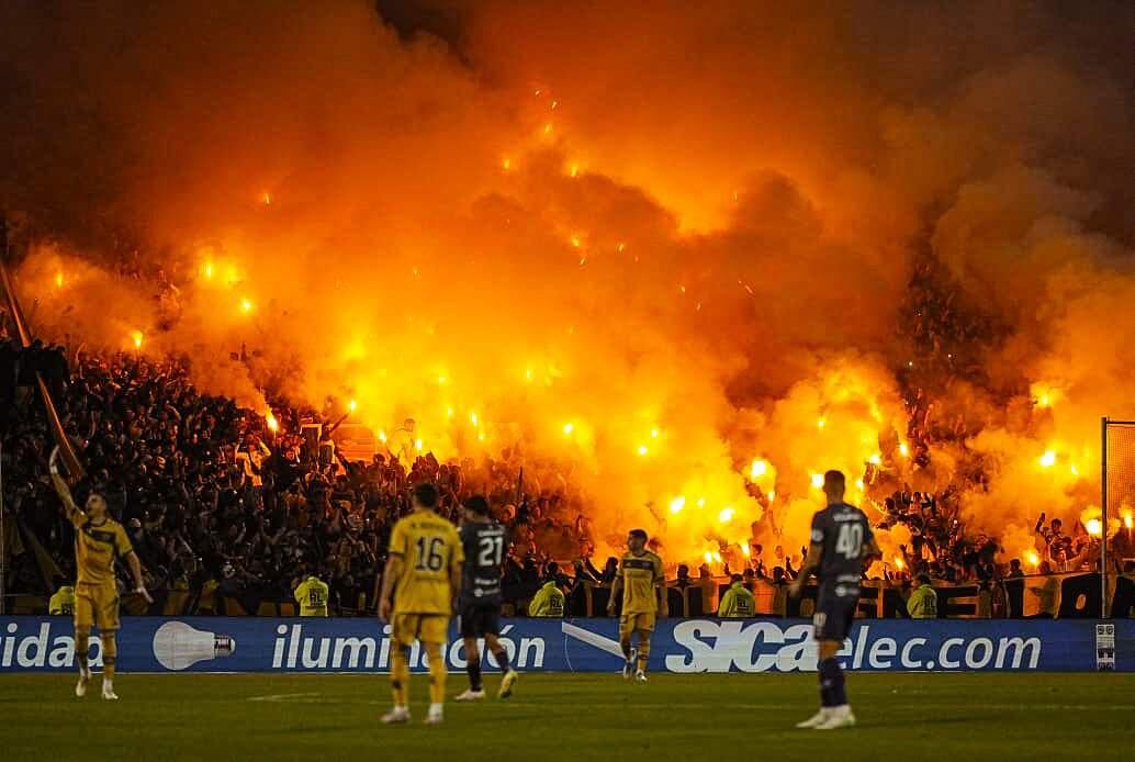 Los hinchas de Boca prendieron bengalas en el partido ante Independiente Rivadavia en Mendoza