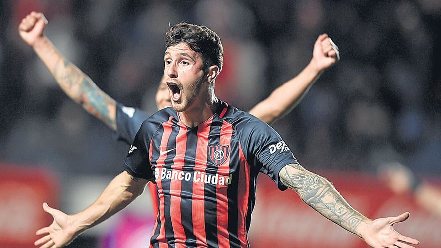 Aguirre presentó un equipo con mayoría de juveniles y la apuesta le salió bien: Senesi festeja el gol del triunfo.