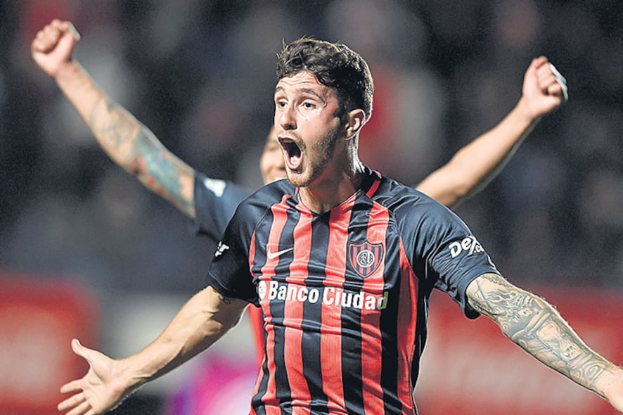 Aguirre presentó un equipo con mayoría de juveniles y la apuesta le salió bien: Senesi festeja el gol del triunfo.