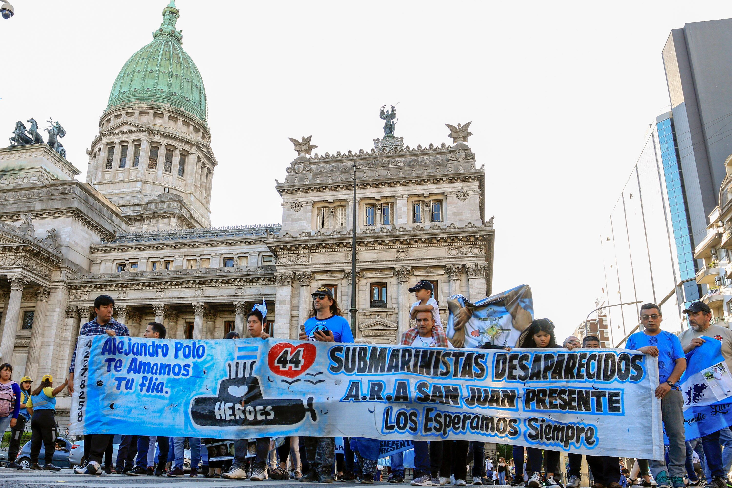 Macri está acusado de ordenar que la AFI vigilara a los parientes de los submarinistas para que le anticipara cuáles serían sus movimientos y reclamos.
