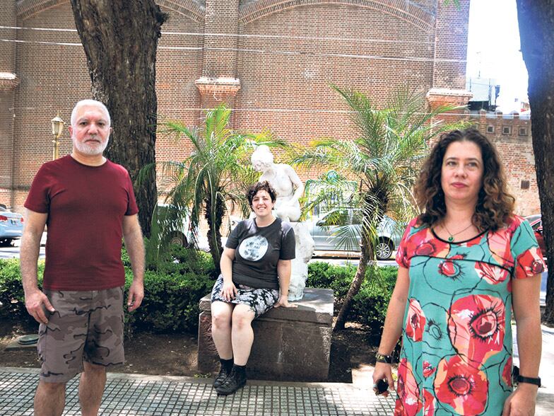 La muestra está curada por los locales Guillermina Buzio y Hugo Ares y suma a la canadiense Meé Rose.