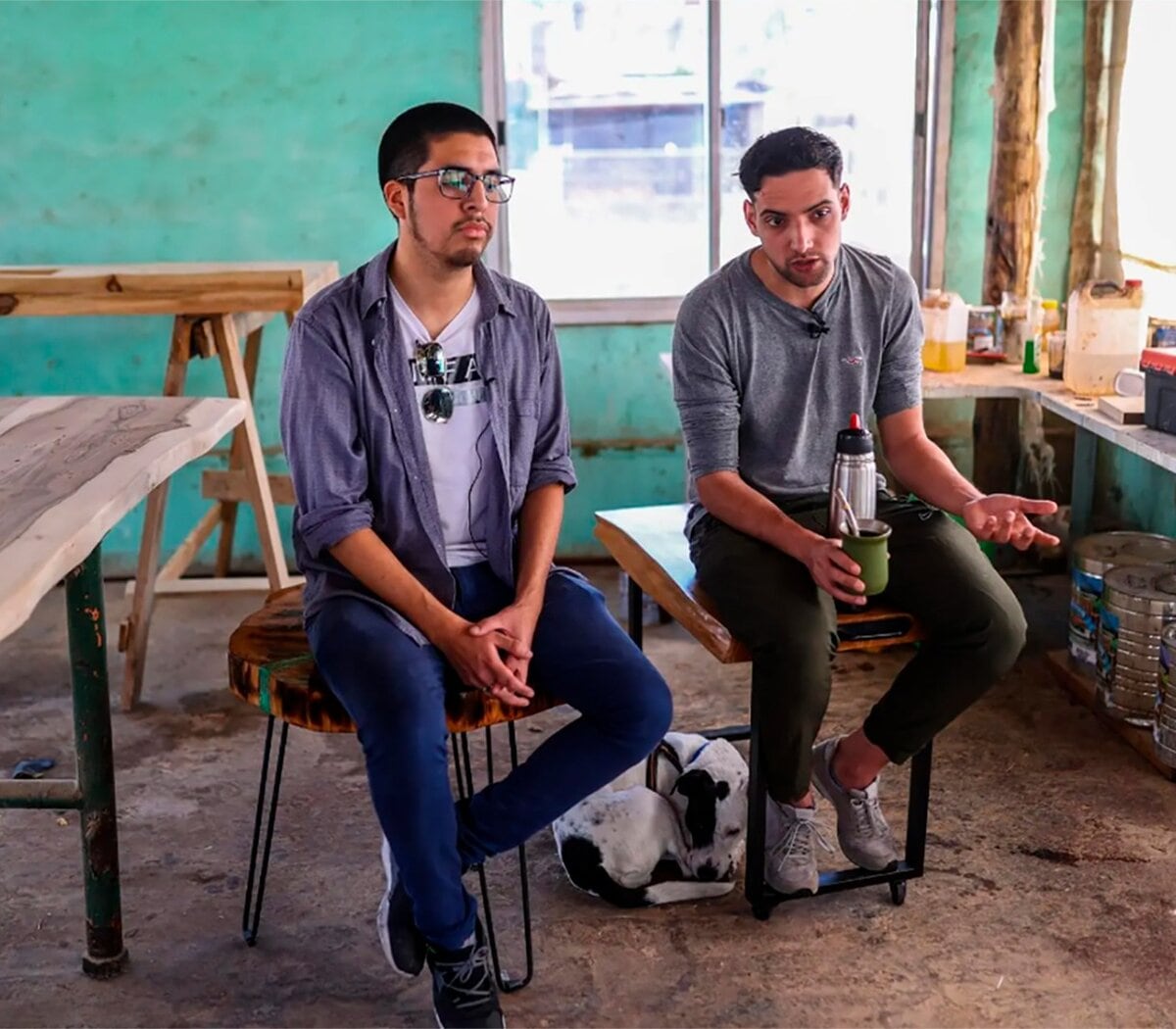 Leonardo Sosa y Jonathan Morel en la carpintería de Boulogne.