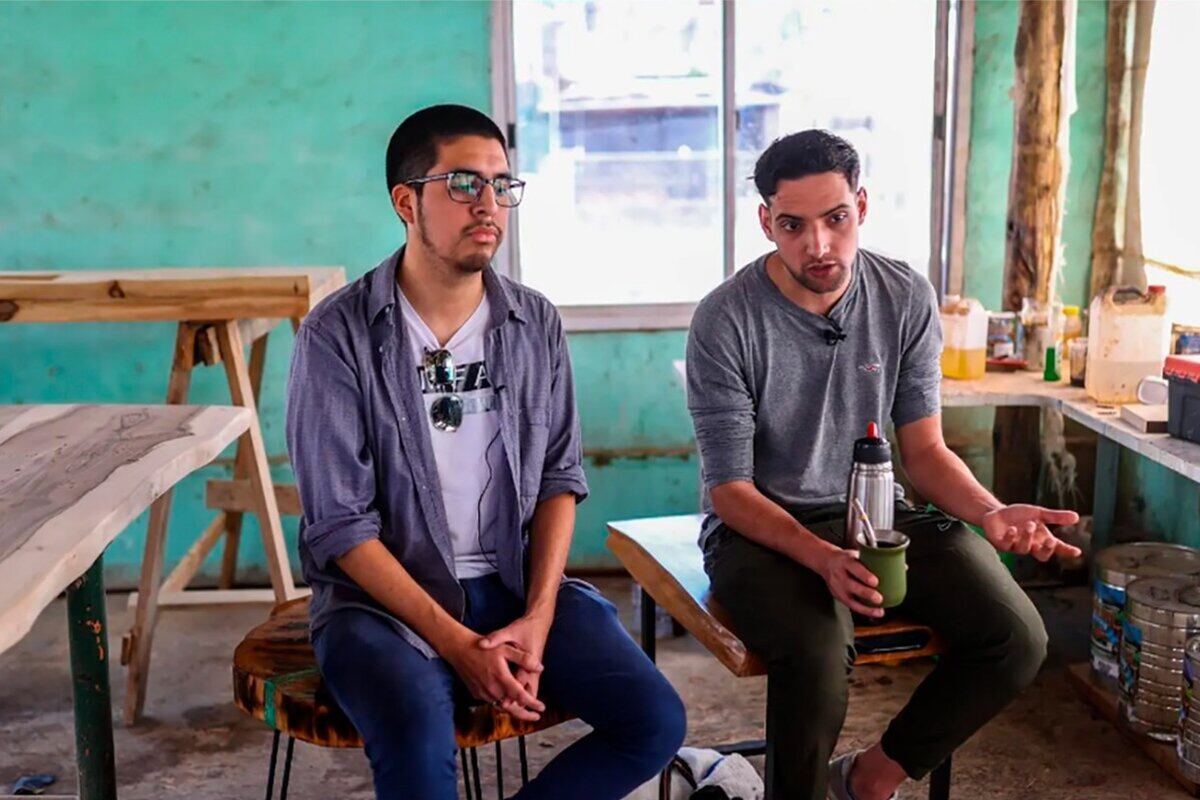 Leonardo Sosa y Jonathan Morel en la carpintería de Boulogne.