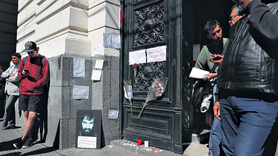 La morgue judicial se convirtió en un lugar de despedida de Santiago Maldonado.