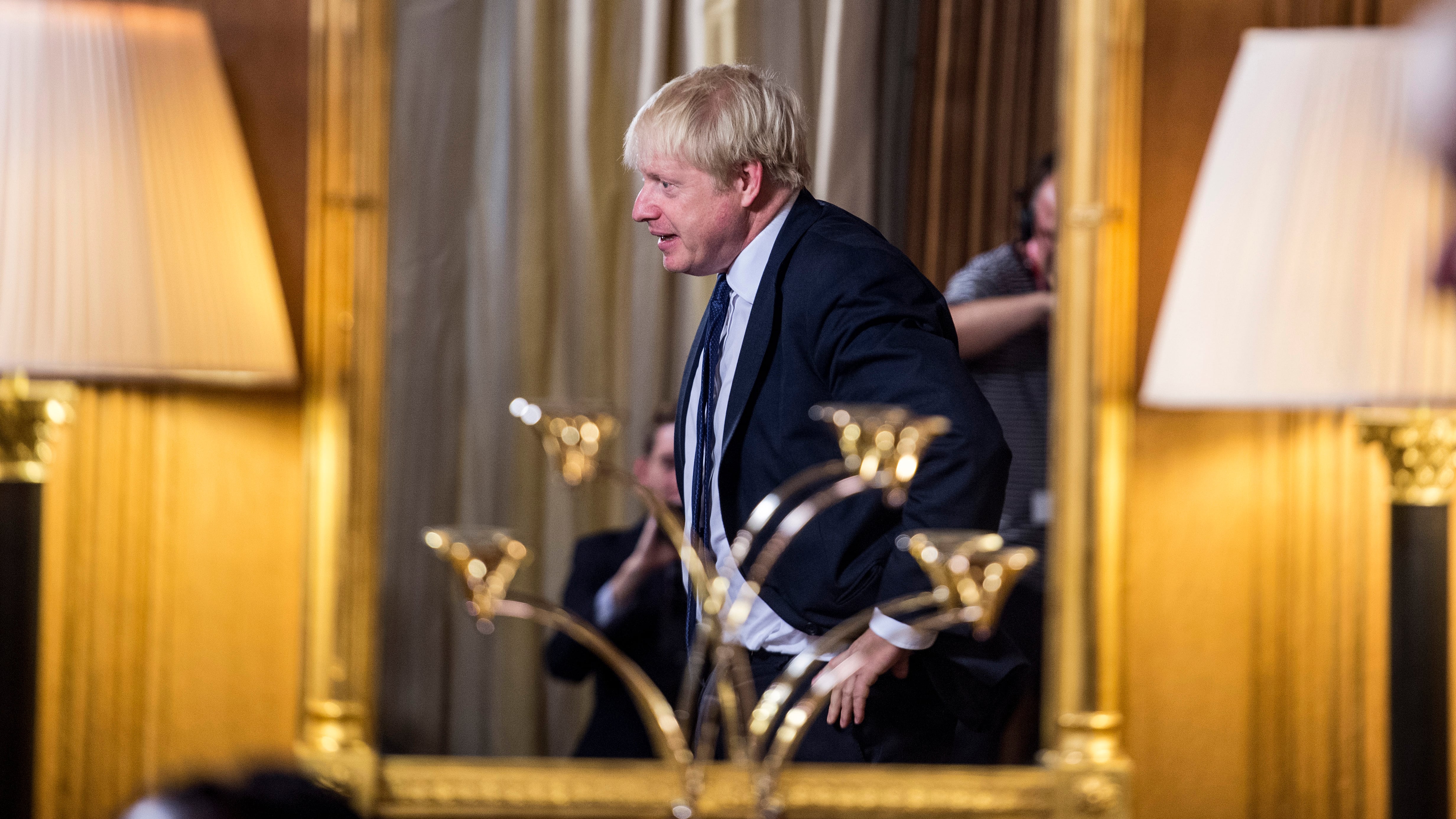 Boris Johnson cierra el Parlamento para imponer su plan de Brexit duro.